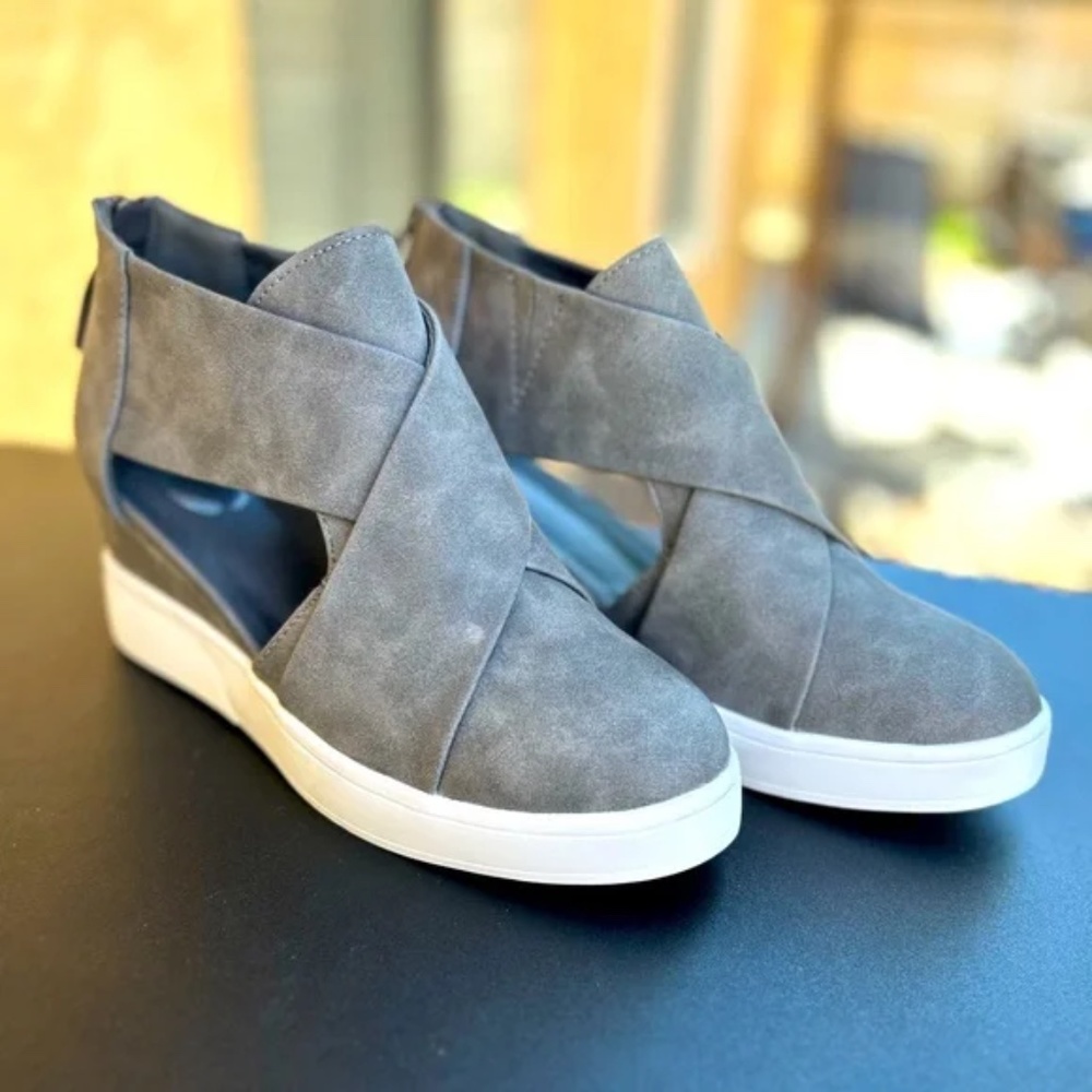 JOURNEE Women's Seena Wedge Sneaker in Grey